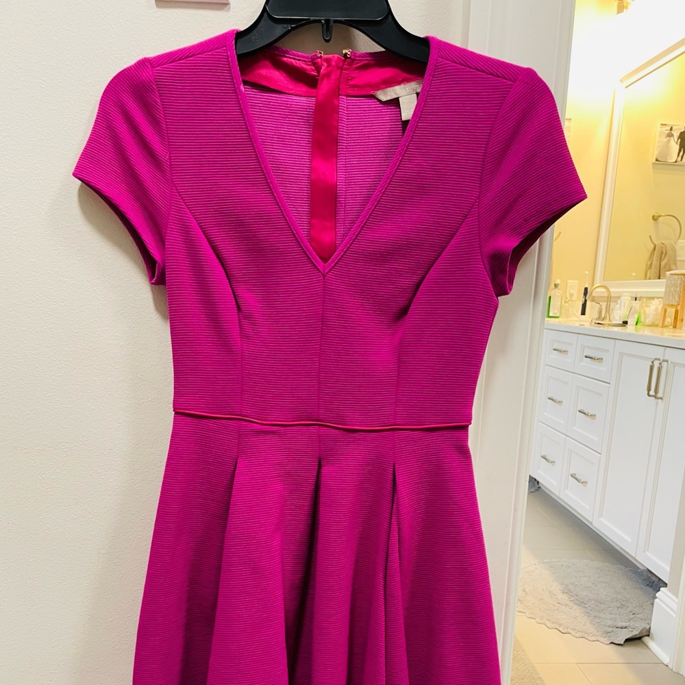 Above knee fuschia dress, new condition Banana Republic size 00P